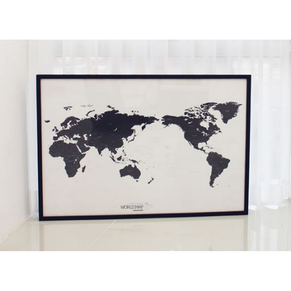Schwarz eingerahtes Worldmap Black on White vor einem weissen Vorhang.